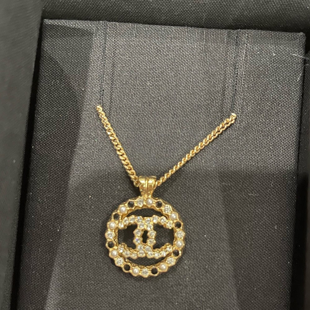 Chanel round pendant necklace